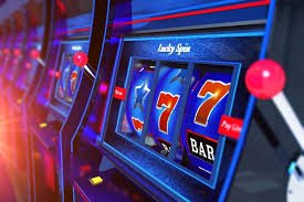 Tampilan dealer live Sic Bo di m2warslot dengan meja permainan dan tiga dadu